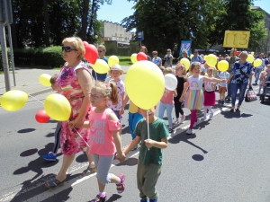 Barwny korowód z okazji Dnia Dziecka