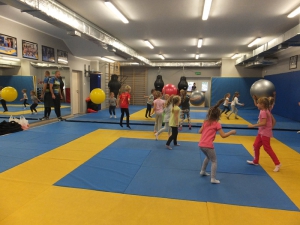 Zajęcia i zabawy ruchowe w Powiatowej Hali Sportowej w Radomsku
