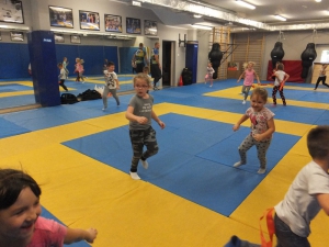Zajęcia i zabawy ruchowe w Powiatowej Hali Sportowej w Radomsku