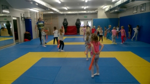 Zajęcia i zabawy ruchowe w Powiatowej Hali Sportowej w Radomsku