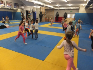 Zajęcia i zabawy ruchowe w Powiatowej Hali Sportowej w Radomsku