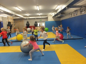 Zajęcia i zabawy ruchowe w Powiatowej Hali Sportowej w Radomsku