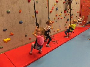 Zajęcia i zabawy ruchowe w Powiatowej Hali Sportowej w Radomsku