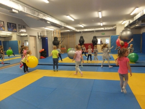 Zajęcia i zabawy ruchowe w Powiatowej Hali Sportowej w Radomsku