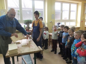 Bezpieczny spacer w kamizelkach odblaskowych