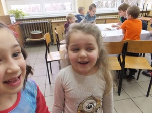 Bezpieczny spacer w kamizelkach odblaskowych