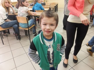 Bezpieczny spacer w kamizelkach odblaskowych