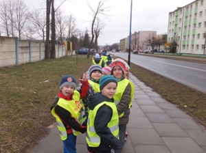 Bezpieczny spacer w kamizelkach odblaskowych