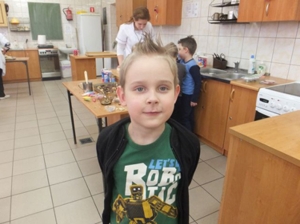 Bezpieczny spacer w kamizelkach odblaskowych