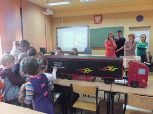 Bezpieczny spacer w kamizelkach odblaskowych