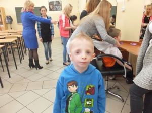 Bezpieczny spacer w kamizelkach odblaskowych