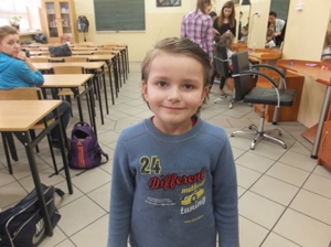 Bezpieczny spacer w kamizelkach odblaskowych