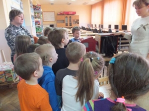 Bezpieczny spacer w kamizelkach odblaskowych