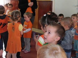 DZIEŃ ZDROWY I KOLOROWY W KOLORZE POMARAŃCZOWYM