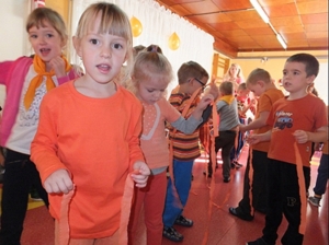 DZIEŃ ZDROWY I KOLOROWY W KOLORZE POMARAŃCZOWYM