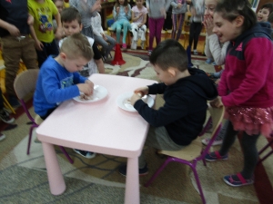 Zabawy z wielkanocnym zajączkiem