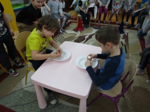 Zabawy z wielkanocnym zajączkiem